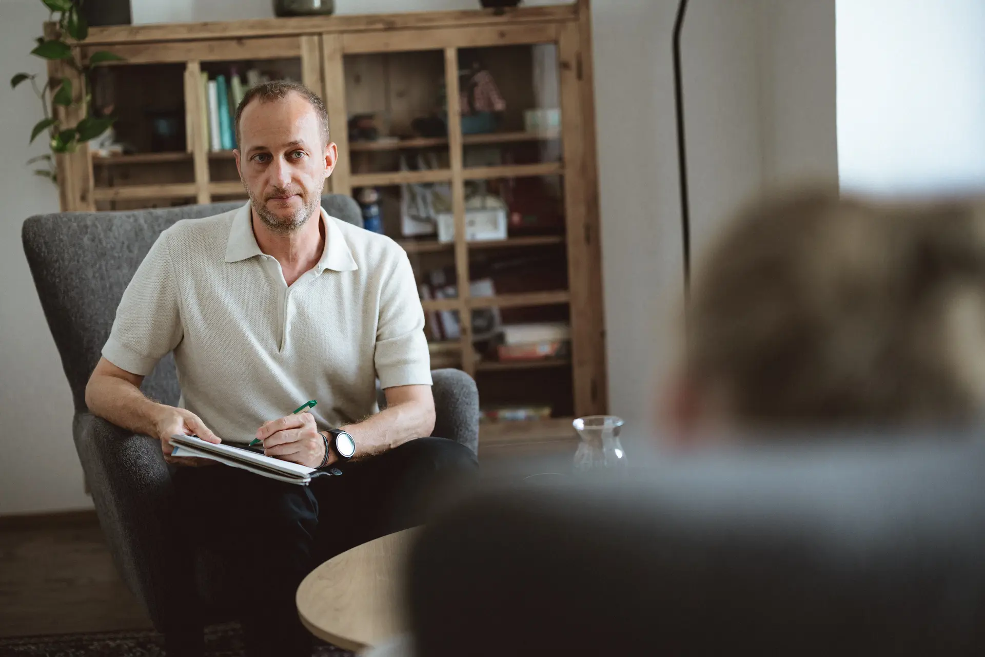 Psychotherapeut Josef Sporer hört aufmerksam während einer Sitzung zu