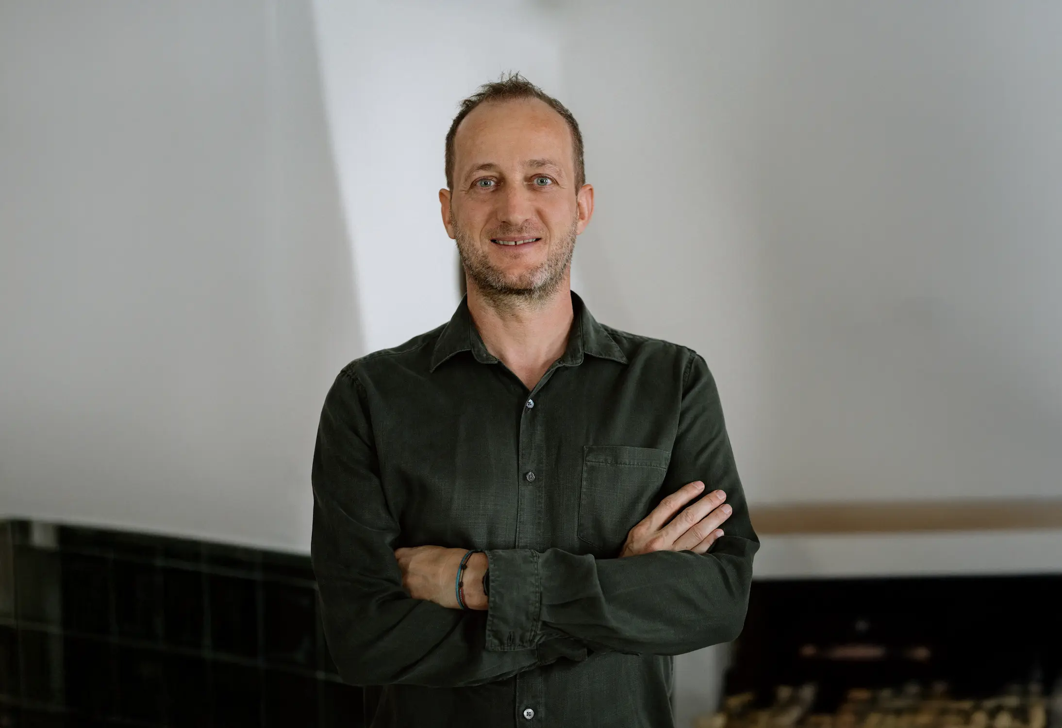 Psychotherapeut Mag. Josef Sporer in seiner Praxis